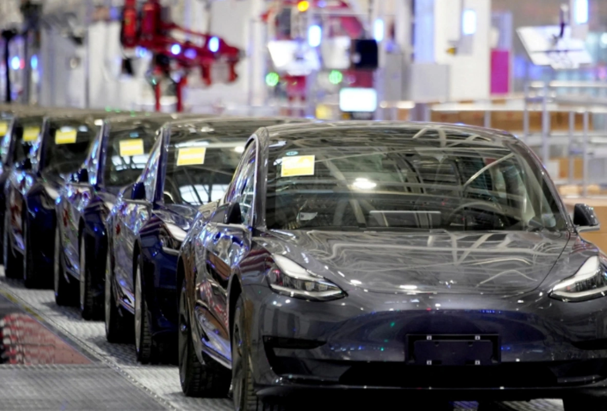 “Tesla” iki milyondan çox avtomobilini geri çağırır